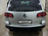 Volkswagen Touareg 2005 года за 6 200 000 тг. в Актобе – фото 5