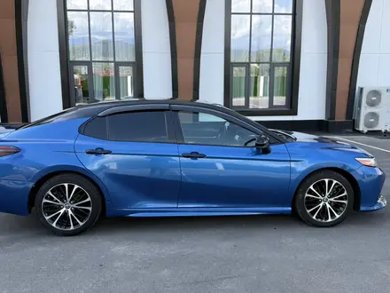 Toyota Camry 2019 года за 9 600 000 тг. в Алматы – фото 2