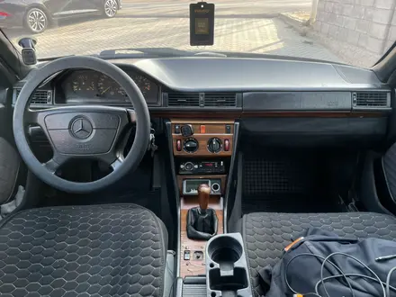 Mercedes-Benz E 220 1994 года за 1 500 000 тг. в Алматы – фото 2