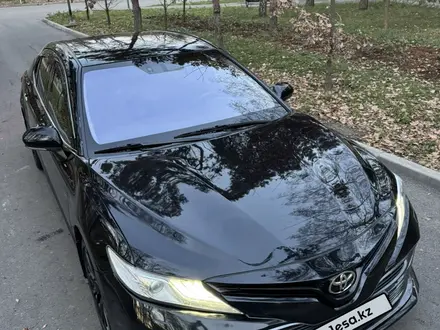 Toyota Camry 2018 года за 13 100 000 тг. в Алматы – фото 10