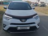 Toyota RAV4 2018 года за 11 000 000 тг. в Атырау