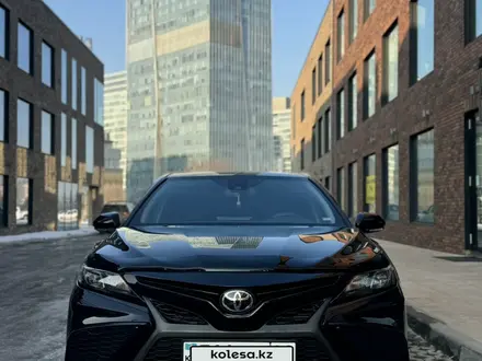 Toyota Camry 2021 года за 13 800 000 тг. в Алматы – фото 2