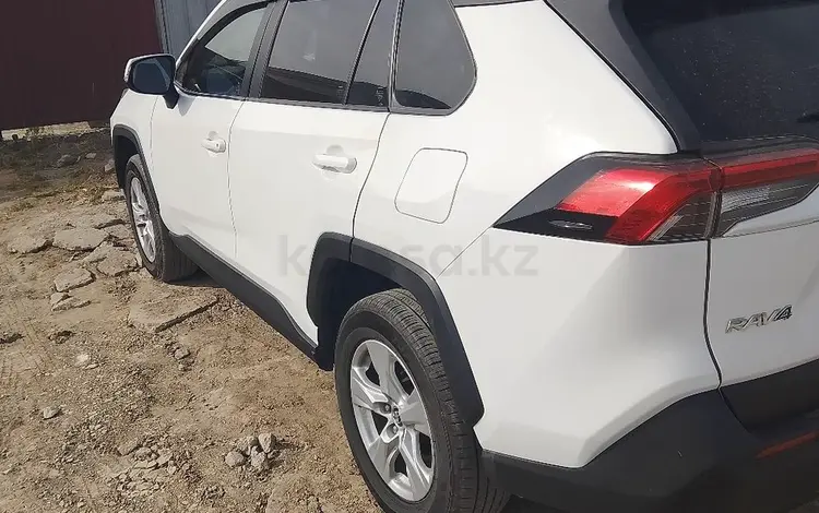 Toyota RAV4 2020 года за 13 700 000 тг. в Атырау