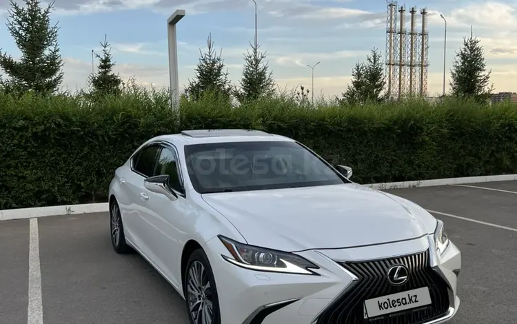 Lexus ES 250 2019 годаfor21 500 000 тг. в Астана