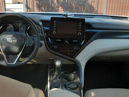 Toyota Camry 2022 года за 14 800 000 тг. в Уральск – фото 7