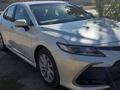 Toyota Camry 2022 года за 14 800 000 тг. в Уральск – фото 2