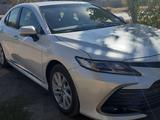 Toyota Camry 2022 года за 14 000 000 тг. в Уральск – фото 2