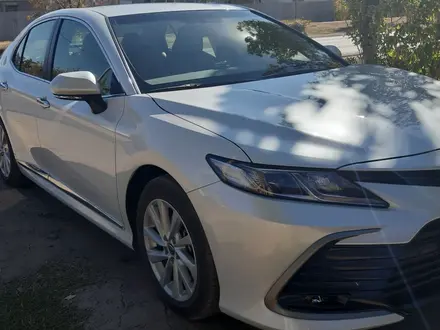 Toyota Camry 2022 года за 14 800 000 тг. в Уральск – фото 2