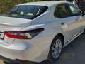 Toyota Camry 2022 года за 14 800 000 тг. в Уральск – фото 3