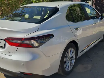 Toyota Camry 2022 года за 14 800 000 тг. в Уральск – фото 3