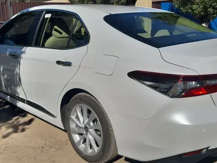Toyota Camry 2022 года за 14 800 000 тг. в Уральск – фото 4