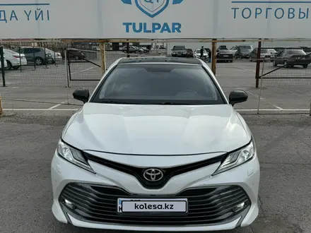 Toyota Camry 2019 года за 13 400 000 тг. в Караганда – фото 2