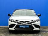 Toyota Camry 2021 года за 14 020 000 тг. в Актобе – фото 2