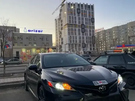 Toyota Camry 2020 года за 9 000 000 тг. в Атырау