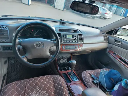 Toyota Camry 2004 года за 4 900 000 тг. в Актобе – фото 5