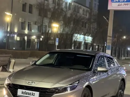 Hyundai Elantra 2022 года за 9 100 000 тг. в Атырау – фото 2