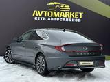 Hyundai Sonata 2023 годаfor13 900 000 тг. в Актобе – фото 3