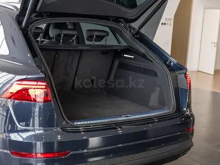 Audi Q8 55 TFSI Quattro 2026 года за 58 910 000 тг. в Алматы – фото 24