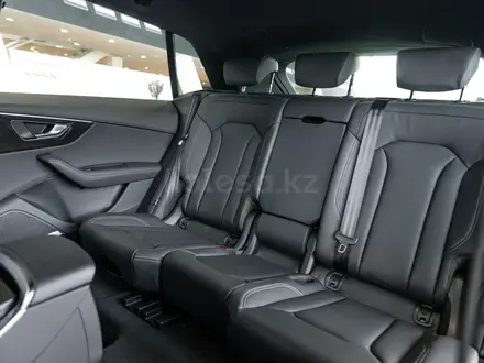 Audi Q8 55 TFSI Quattro 2026 года за 58 910 000 тг. в Алматы – фото 35