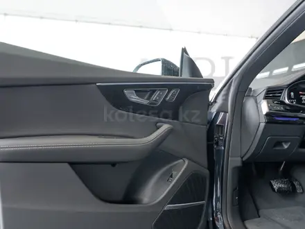Audi Q8 55 TFSI Quattro 2026 года за 58 910 000 тг. в Алматы – фото 37