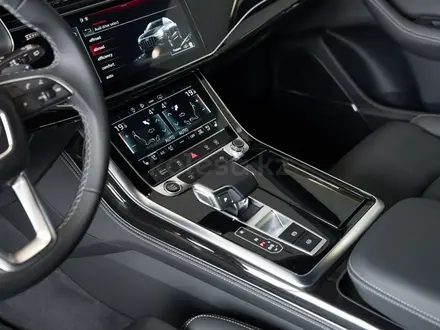 Audi Q8 55 TFSI Quattro 2026 года за 58 910 000 тг. в Алматы – фото 43