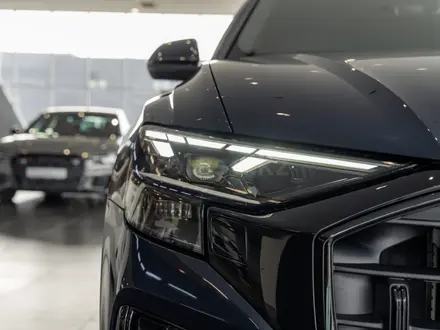 Audi Q8 55 TFSI Quattro 2026 года за 58 910 000 тг. в Алматы – фото 12