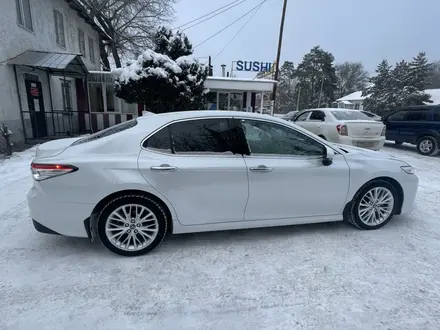 Toyota Camry 2019 года за 14 600 000 тг. в Алматы – фото 4