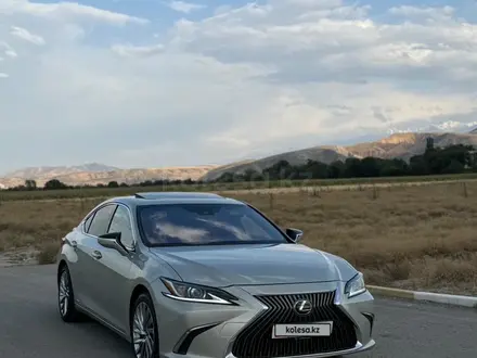 Lexus ES 300h 2019 года за 18 000 000 тг. в Алматы