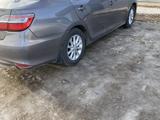 Toyota Camry 2015 года за 8 800 000 тг. в Уральск – фото 2