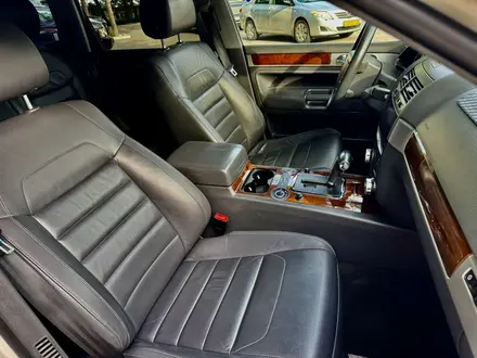 Volkswagen Touareg 2007 года за 8 000 000 тг. в Алматы – фото 15
