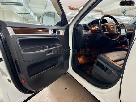 Volkswagen Touareg 2007 года за 8 000 000 тг. в Алматы – фото 14
