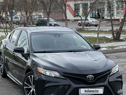 Toyota Camry 2018 года за 13 000 000 тг. в Тараз