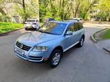 Volkswagen Touareg 2004 года за 4 850 000 тг. в Алматы – фото 2