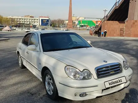 Hyundai Sonata 2003 года за 1 800 000 тг. в Шымкент – фото 2