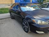 Toyota Camry 2004 годаүшін4 100 000 тг. в Актобе – фото 2