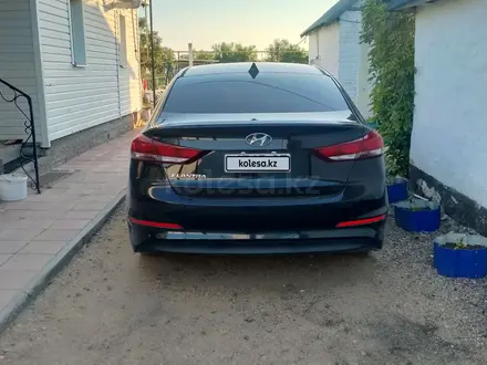 Hyundai Elantra 2017 года за 5 000 000 тг. в Актобе – фото 3