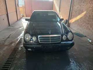 Mercedes-Benz E 230