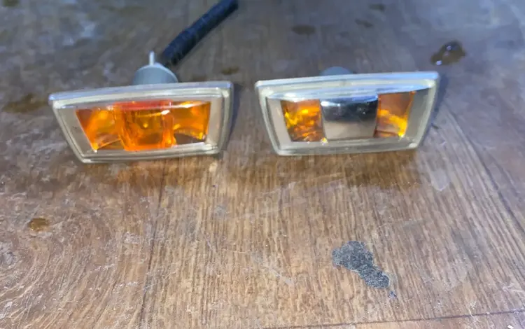 Повторитель поворота поворотник на крыле за 5 200 тг. в Астана