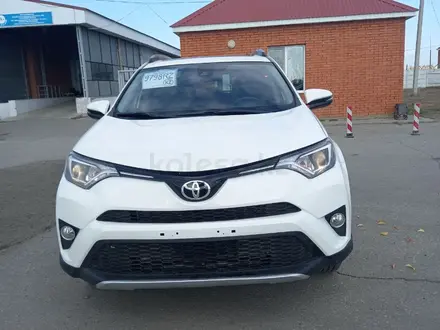 Toyota RAV4 2018 года за 12 800 000 тг. в Актобе – фото 2