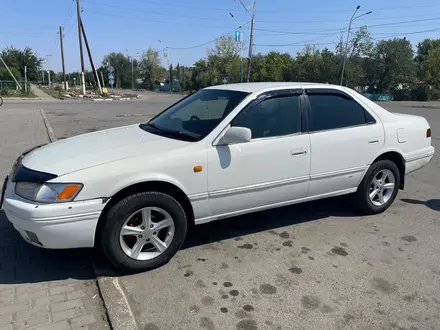 Toyota Camry 1998 года за 3 575 000 тг. в Семей – фото 10