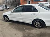 Mercedes-Benz C 240 2003 года за 2 850 000 тг. в Петропавловск – фото 2