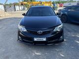 Toyota Camry 2014 года за 6 000 000 тг. в Актобе – фото 2