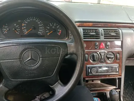 Mercedes-Benz E 320 1997 года за 1 600 000 тг. в Актау – фото 4