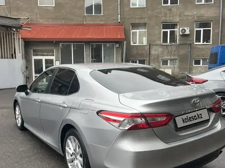 Toyota Camry 2017 года за 9 900 000 тг. в Уральск – фото 3