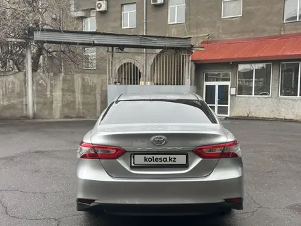 Toyota Camry 2017 года за 9 900 000 тг. в Уральск – фото 7