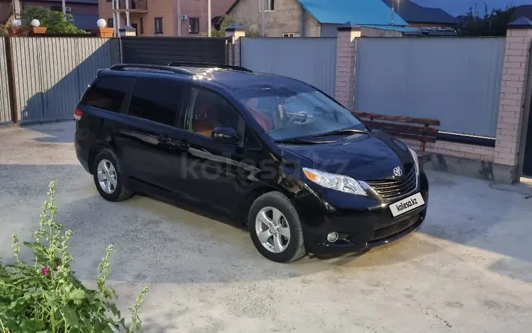 Toyota Sienna 2014 года за 10 800 000 тг. в Атырау