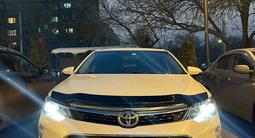 Toyota Camry 2015 года за 11 800 000 тг. в Алматы – фото 2