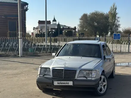 Mercedes-Benz E 300 1992 года за 2 800 000 тг. в Атырау – фото 2