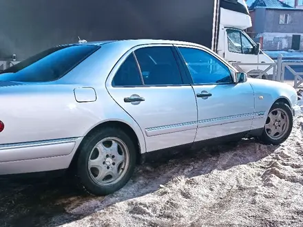 Mercedes-Benz E 320 1998 года за 2 100 000 тг. в Астана – фото 2