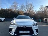 Lexus RX 500h 2023 годаүшін35 500 000 тг. в Алматы – фото 4